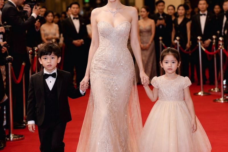 อดีตสามีเชิญฉันไปงานแต่งเพื่อเหยียดหยาม แต่พิธีกลับหยุดชะงักเมื่อฉันก้าวลงจากรถโรลส์-รอยซ์พร้อมกับลูกแฝดของเรา